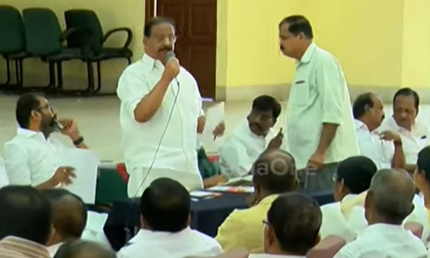 നിങ്ങൾക്ക് പുനഃസംഘടന വേണ്ടെങ്കിൽ എനിക്കും വേണ്ട, സഹായിക്കണം; കൈകൂപ്പി സുധാകരൻ