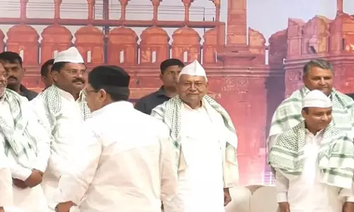 ചെങ്കോട്ടയുടെ ചിത്രമുള്ള ഇഫ്താർ വേദിയിലെത്തി; നിതീഷ് കുമാറിനെതിരെ ബി.ജെ.പിയുടെ പരിഹാസം