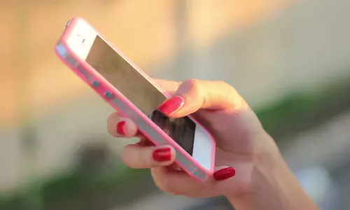 സഹോദരനുമായി വഴക്കിനിടെ മൊബൈൽ ഫോൺ വിഴുങ്ങി 15കാരി; ഒടുവിൽ സംഭവിച്ചത്...