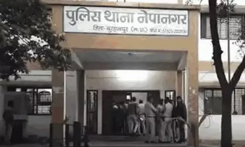 Over 60 forest encroachers attack Nepanagar police station, free Decoit and accomplices