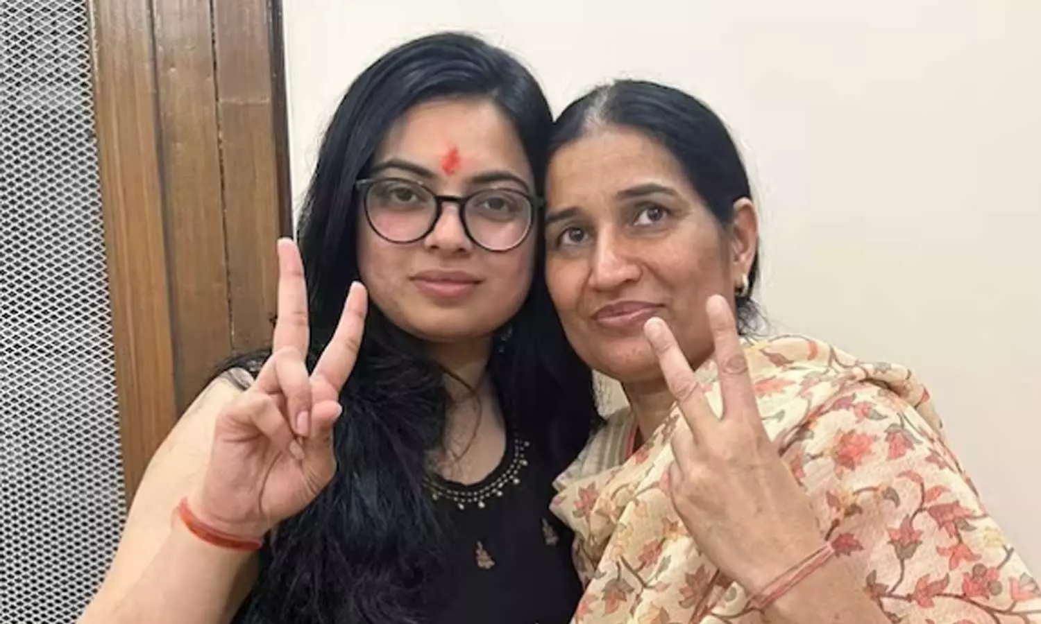 Father murdered in court, daughter bags becomes DSP,eight years later, his daughter Ayushi bagged Rank 62 in the UPPSC exam,