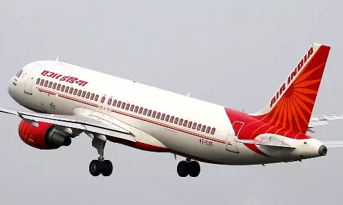 വനിതാ ജീവനക്കാരെ കയ്യേറ്റം ചെയ്ത് യാത്രക്കാരൻ;  ലണ്ടനിലേക്ക് പറന്ന എയർ ഇന്ത്യ വിമാനം തിരിച്ചിറക്കി