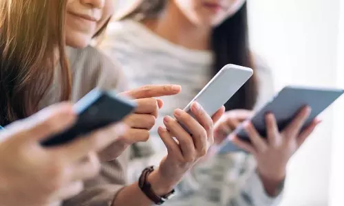 ദിവസവും മൂന്ന് മണിക്കൂറിലധികം സ്മാർട്ട് ഫോണ്‍ ഉപയോഗം; കൗമാരക്കാരിൽ നടുവേദനയടക്കം ഗുരുതര ആരോഗ്യപ്രശ്‌നങ്ങൾ കൂടുന്നെന്ന് പഠനം