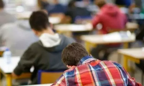 US teacher asks students to write own obituaries,US Teacher Fired After Asking Students To Write Their Own Obituaries ,സ്വന്തം ചരമ വാർത്ത തയ്യാറാക്കാൻ വിദ്യാർഥികളോട് ആവശ്യപ്പെട്ടു; അധ്യാപകനെ പിരിച്ചുവിട്ടു ,school assignment,us school