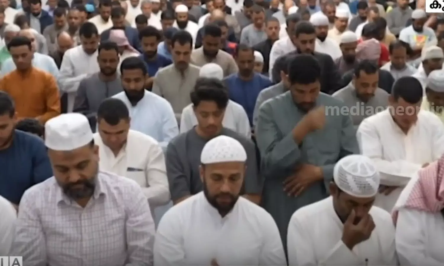 റമദാൻ: കുവൈത്തിലെ പ്രധാന പള്ളികളിൽ വിശ്വാസികളുടെ തിരക്കേറി റമദാൻ: കുവൈത്തിലെ പ്രധാന പള്ളികളിൽ വിശ്വാസികളുടെ തിരക്കേറി