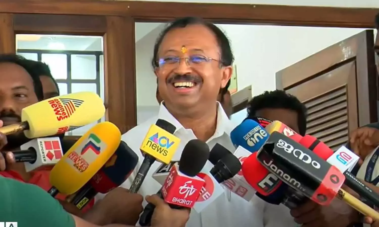 vande bharat train ; Keralas development speed will increase V. Muralidharan,vande bharat train,Kerala,വന്ദേഭാരത് ട്രെയിൻ; കേരളത്തിന്റെ വികസന വേഗത കൂട്ടുമെന്ന് കേന്ദ്രമന്ത്രി വി.മുരളീധരൻ,latest malayalam news