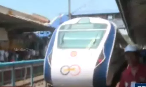 വന്ദേഭാരത് ട്രെയിൻ കേരളത്തിലെത്തി; പാലക്കാട് റെയിൽവെ സ്റ്റേഷനിൽ സ്വീകരണം