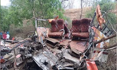 മഹാരാഷ്ട്രയിൽ ബസ് കൊക്കയിലേക്ക് മറിഞ്ഞ് 12 മരണം