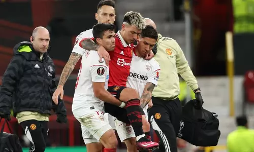 ഈ സീസൺ മുഴുവൻ അർജൻ്റീന താരത്തിന് നഷ്ടം; യുണൈറ്റിൻ്റെ ചാമ്പ്യൻസ് ലീഗ് യോഗ്യത തുലാസിൽ?