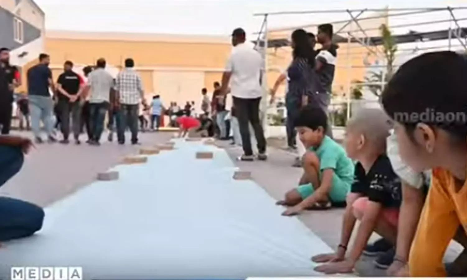 തൊഴിലാളികൾക്ക് ഭക്ഷണവുമായി കുട്ടികൾ; അജ്മാൻ ലേബർക്യാമ്പിൽ കുട്ടികളുടെ ഇഫ്താർ തൊഴിലാളികൾക്ക് ഭക്ഷണവുമായി കുട്ടികൾ; അജ്മാൻ ലേബർക്യാമ്പിൽ കുട്ടികളുടെ ഇഫ്താർ