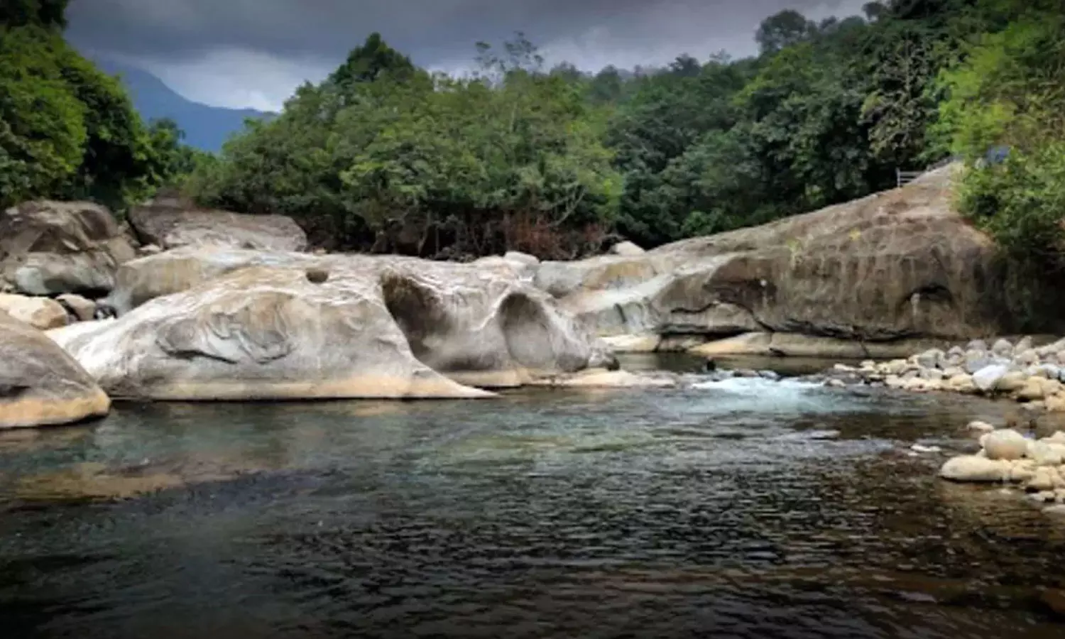 Kozhikode students drowned while taking bath in Aripara waterfall Kozhikode students drowned while taking bath in Aripara waterfall
