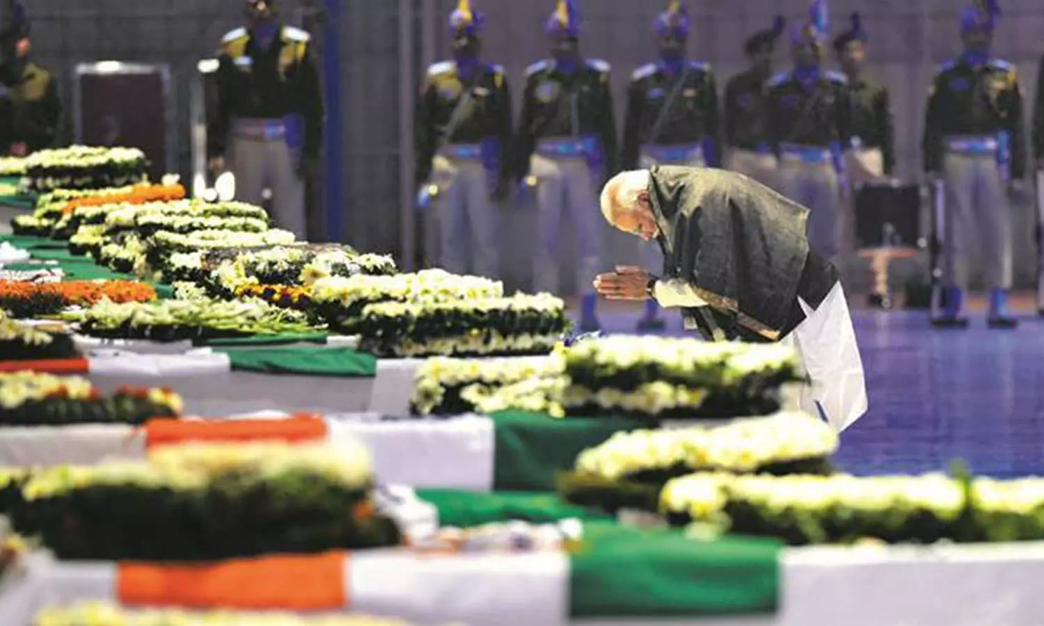 പുല്വാമയില് കൊല്ലപ്പെട്ട ജവാന്മാര്ക്ക് പ്രണാമമര്പ്പിക്കുന്ന മോദി പുല്വാമയില് കൊല്ലപ്പെട്ട ജവാന്മാര്ക്ക് പ്രണാമമര്പ്പിക്കുന്ന മോദി