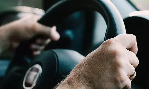 സാമ്പത്തിക പ്രതിഫലം കൂടാതെ സുഹൃത്തുക്കളെ കൊണ്ടുപോകുന്നതിന് പിഴ ഈടാക്കില്ല; ഒമാൻ ഗതാഗത, വാർത്താവിനിമയ മന്ത്രാലയം