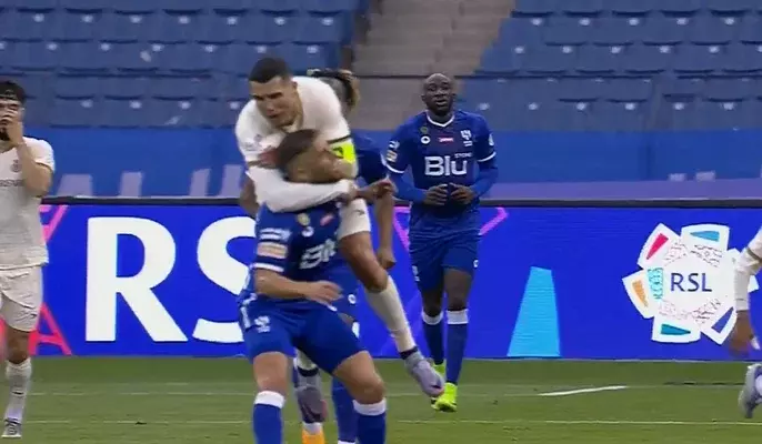 അല്ഹിലാല് താരത്തിന് റോണോയുടെ ഹെഡ് ലോക്ക്; മഞ്ഞക്കാര്ഡ് അല്ഹിലാല് താരത്തിന് റോണോയുടെ ഹെഡ് ലോക്ക്; മഞ്ഞക്കാര്ഡ്