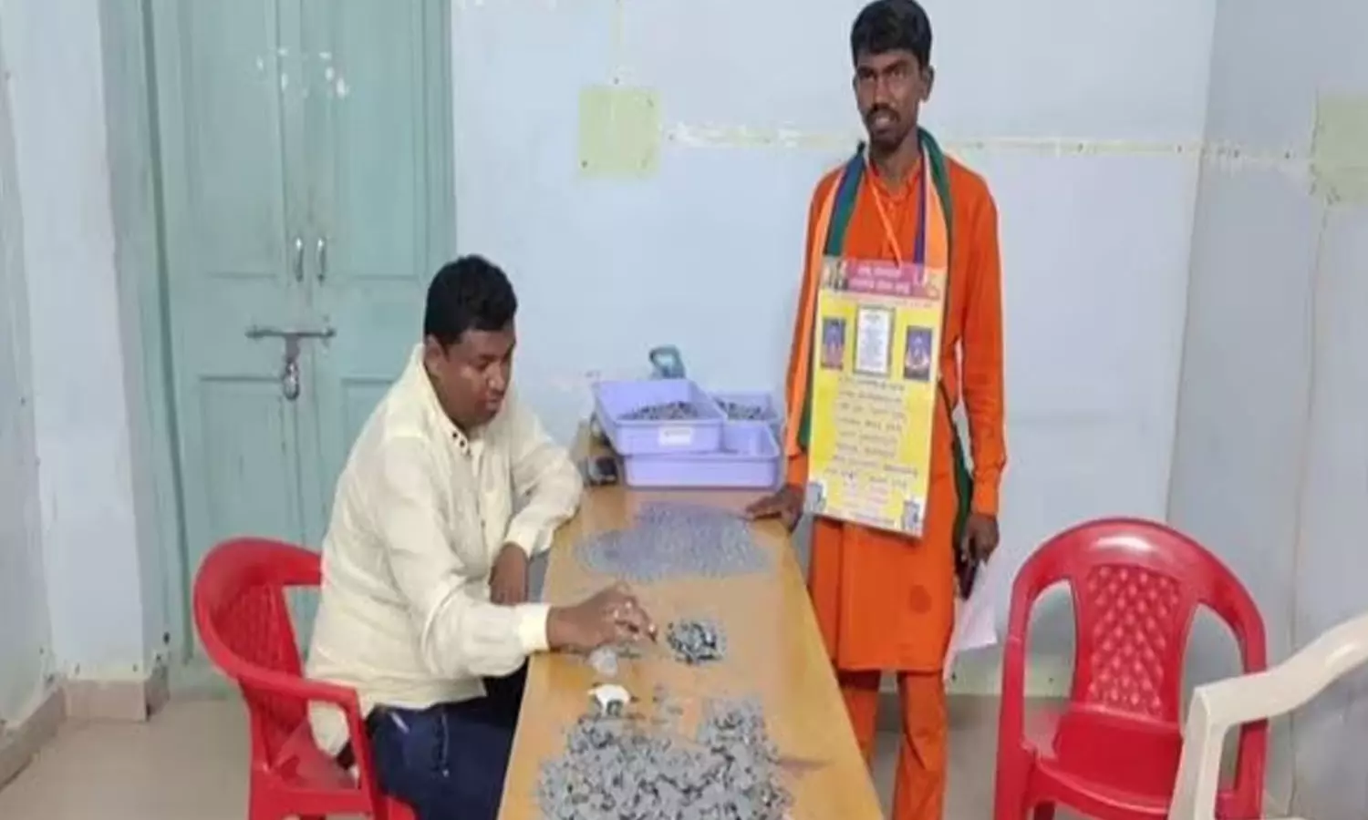 10,000 നാണയങ്ങൾ; തെരഞ്ഞെടുപ്പിന് കെട്ടിവയ്ക്കാൻ വോട്ടർമാരിൽ നിന്ന് പിരിച്ച പണവുമായെത്തി സ്ഥാനാർഥി 10,000 നാണയങ്ങൾ; തെരഞ്ഞെടുപ്പിന് കെട്ടിവയ്ക്കാൻ വോട്ടർമാരിൽ നിന്ന് പിരിച്ച പണവുമായെത്തി സ്ഥാനാർഥി