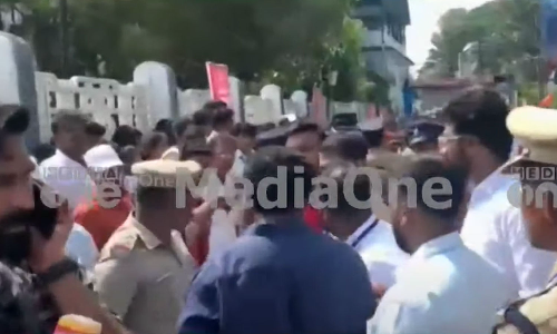 Protest outside venue of Yuvam Conclave; Youth Congress worker in custody in Kochi Protest outside venue of Yuvam Conclave; Youth Congress worker in custody in Kochi
