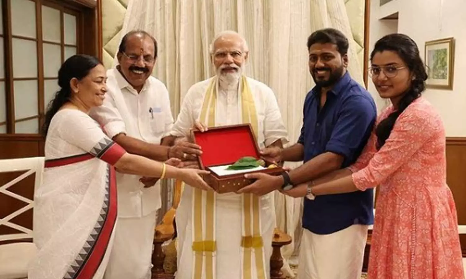 Mepadiyaan director  vishnu mohan invited PM Modi to his wedding,മോദിയെ വിവാഹത്തിന് ക്ഷണിച്ച് മേപ്പടിയാൻ സംവിധായകൻ,