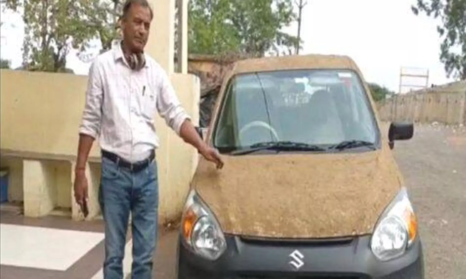 Escape from the heat; The doctor covered the car in dung Escape from the heat; The doctor covered the car in dung