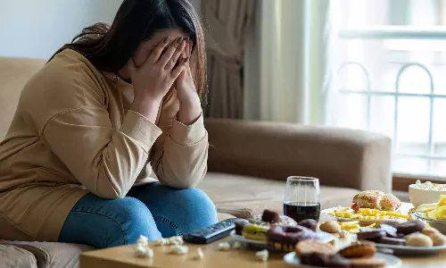 ടെൻഷൻ കൂടുമ്പോൾ അമിതമായി ഭക്ഷണം കഴിക്കാറുണ്ടോ? മാറ്റിയെടുത്തേ മതിയാകൂ ഈ ശീലം