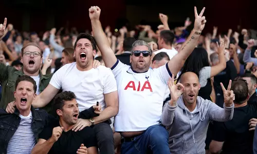 മത്സരം തോറ്റു, ആരാധകർക്ക് ടിക്കറ്റ് കാശ് തിരിച്ചു നൽകാനൊരുങ്ങി ടോട്ടൻഹാം താരങ്ങൾ