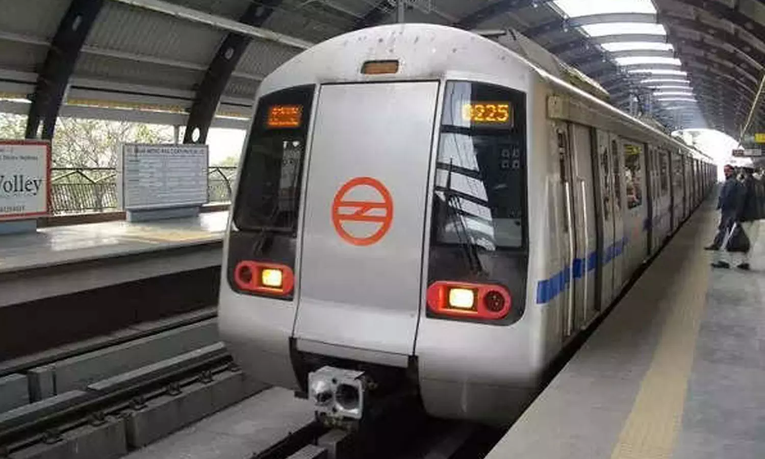 Man Shamelessly Masturbating On Delhi Metro Womens Commission seeks action