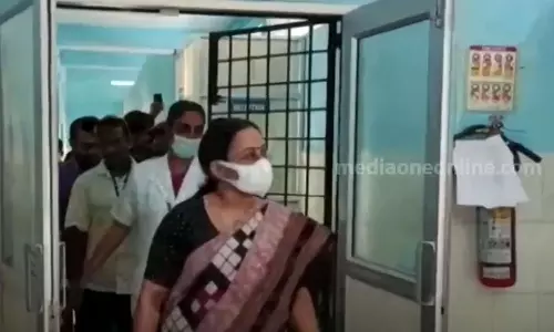 നാദാപുരം താലൂക്ക് ആശുപത്രിയിൽ ആരോഗ്യമന്ത്രിയുടെ മിന്നൽ പരിശോധന നാദാപുരം താലൂക്ക് ആശുപത്രിയിൽ ആരോഗ്യമന്ത്രിയുടെ മിന്നൽ പരിശോധന