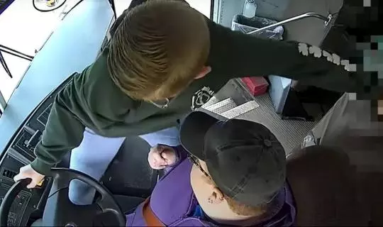 സ്കൂള്‍ ബസ് ഓടിക്കുമ്പോള്‍ ഡ്രൈവറുടെ ബോധം പോയി; രക്ഷകനായി ഏഴാം ക്ലാസ് വിദ്യാര്‍ഥി