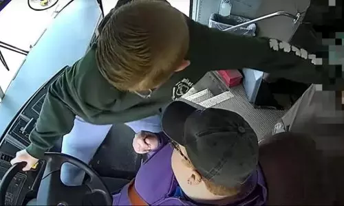 സ്കൂള്‍ ബസ് ഓടിക്കുമ്പോള്‍ ഡ്രൈവറുടെ ബോധം പോയി; രക്ഷകനായി ഏഴാം ക്ലാസ് വിദ്യാര്‍ഥി