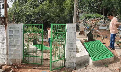 viralgravewithirongrilleinPakistanisfromHyderabad, viralgravewithirongrille, gravewithgrillinPakistan, viralgravewithirongrillefact, gravewithgrilleinPakistanfactcheck