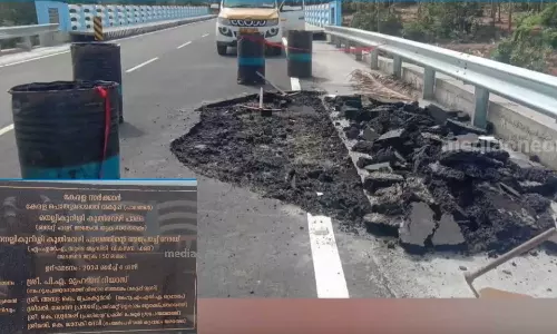 മന്ത്രി ഉദ്ഘാടനം ചെയ്തത് രണ്ടുമാസം മുമ്പ്; ആദ്യമഴയിൽ തന്നെ പാലത്തിന്റെ അപ്രോച്ച് റോഡ് തകർന്നു