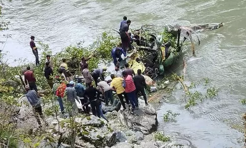 helicopter crashes,Army helicopter ,Army helicopter crashes in Jammu and Kashmirs Kishtwar area,latest national news,ജമ്മു കാശ്മീരിൽ സൈനിക ഹെലികോപ്റ്റർ തകർന്നുവീണു