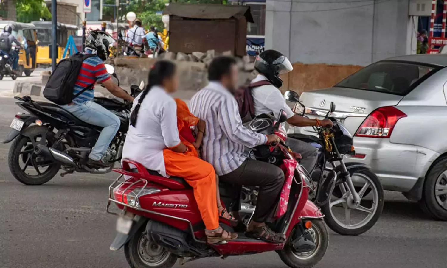 ഇരുചക്ര വാഹനങ്ങളിലെ ട്രിപ്പിൾ റൈഡിൽ കുട്ടികൾക്ക് ഇളവ് നൽകാൻ സർക്കാർ നീക്കം