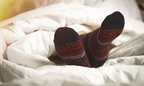 സോക്‌സ് ധരിച്ചാണോ ഉറങ്ങാറ്? ഇക്കാര്യങ്ങൾ ശ്രദ്ധിച്ചില്ലെങ്കിൽ പണി പിന്നാലെ വരും