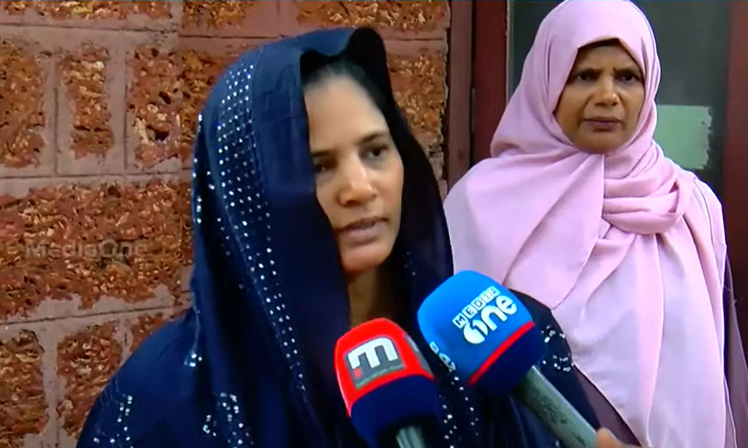 Complaint that police beat up the mother and family who came to the station to meet her daughter Complaint that police beat up the mother and family who came to the station to meet her daughter