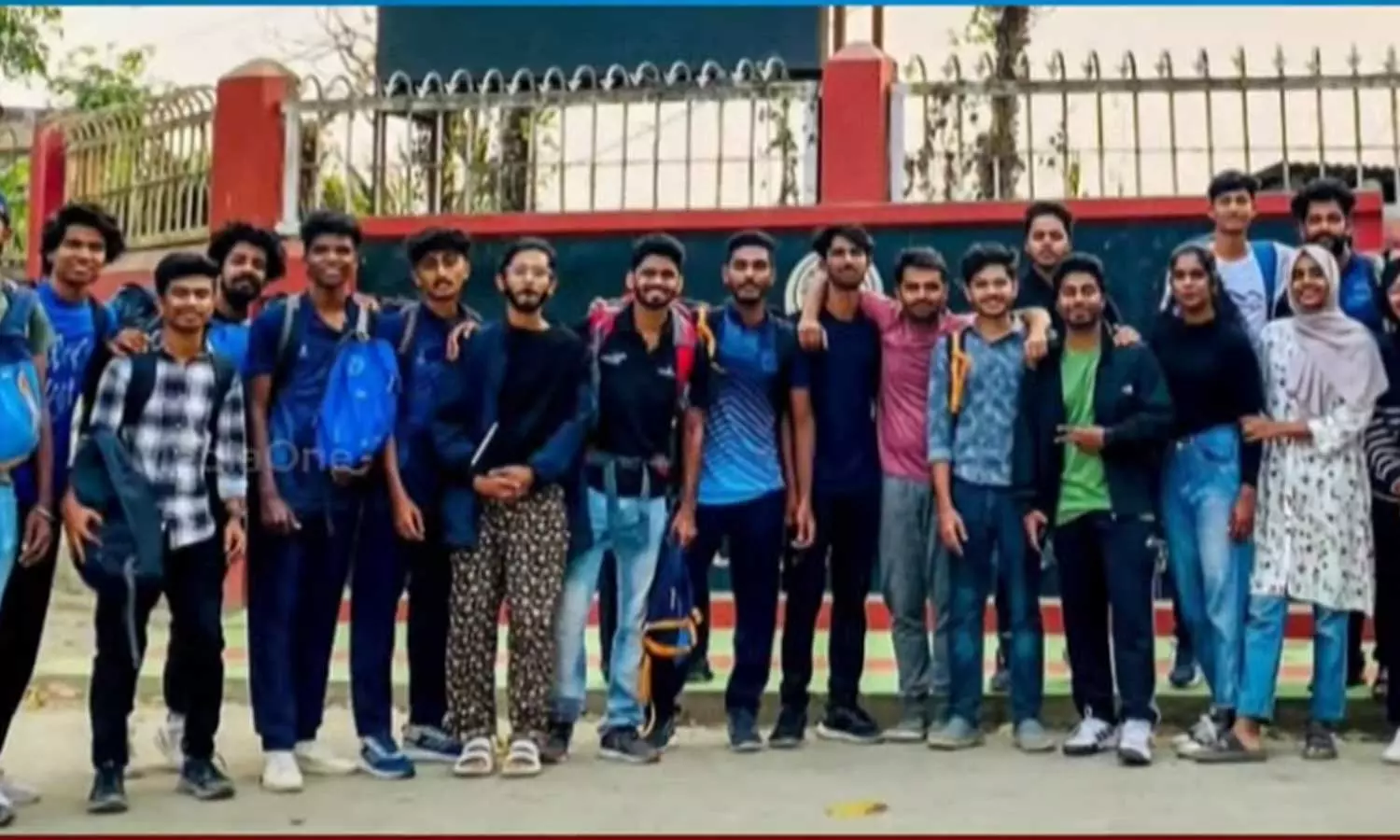 Manipur university,Malayali students in Manipur,Manipur Violence News ,Manipur Violence,Manipur university advised Malayali students to return home,latest national news,മണിപ്പൂരിലെ മലയാളി വിദ്യാർഥികൾക്ക് ആശ്വാസം; വീട്ടിലേക്ക് മടങ്ങാൻ സർവകലാശാലയുടെ നിർദേശം Manipur university,Malayali students in Manipur,Manipur Violence News ,Manipur Violence,Manipur university advised Malayali students to return home,latest national news,മണിപ്പൂരിലെ മലയാളി വിദ്യാർഥികൾക്ക് ആശ്വാസം; വീട്ടിലേക്ക് മടങ്ങാൻ സർവകലാശാലയുടെ നിർദേശം