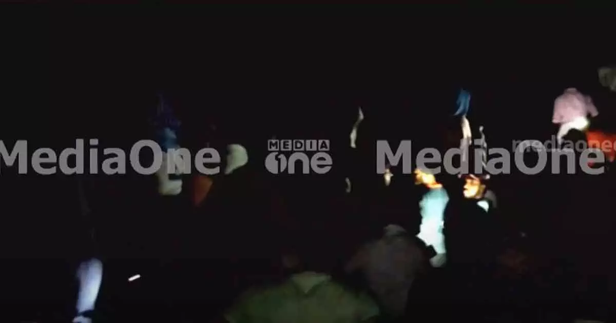 മറിഞ്ഞ ബോട്ട് പൂര്ണമായി മുങ്ങി; രക്ഷാപ്രവര്ത്തനം ദുഷ്കരം മറിഞ്ഞ ബോട്ട് പൂര്ണമായി മുങ്ങി; രക്ഷാപ്രവര്ത്തനം ദുഷ്കരം
