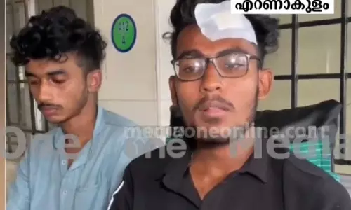 വണ്‍വെ തെറ്റിച്ചെത്തിയ ഓട്ടോ കാറിൽ  ഉരസി; ചോദ്യം ചെയ്ത യുവാക്കളെ നടുറോഡില്‍ ക്രൂരമായി മര്‍ദിച്ചു