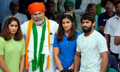 ഗുസ്തി താരങ്ങളെ അപമാനിക്കുന്നത് രാജ്യത്തെ അപമാനിക്കുന്നതിന് തുല്യം; സമരത്തിന് പിന്തുണയുമായി കർഷക നേതാവ് രാകേഷ് ടിക്കായത്ത്