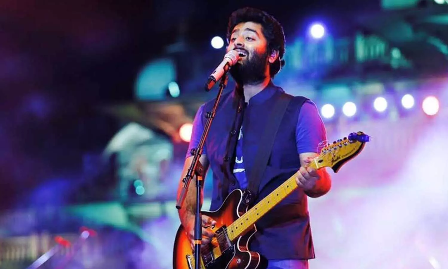 ആരാധകന്റെ സ്നേഹ പ്രകടനം അതിരുകടന്നു; സംഗീതനിശക്കിടെ ഗായകൻ അർജിത് സിംഗിന്റെ കൈക്ക് പരിക്ക് ആരാധകന്റെ സ്നേഹ പ്രകടനം അതിരുകടന്നു; സംഗീതനിശക്കിടെ ഗായകൻ അർജിത് സിംഗിന്റെ കൈക്ക് പരിക്ക്