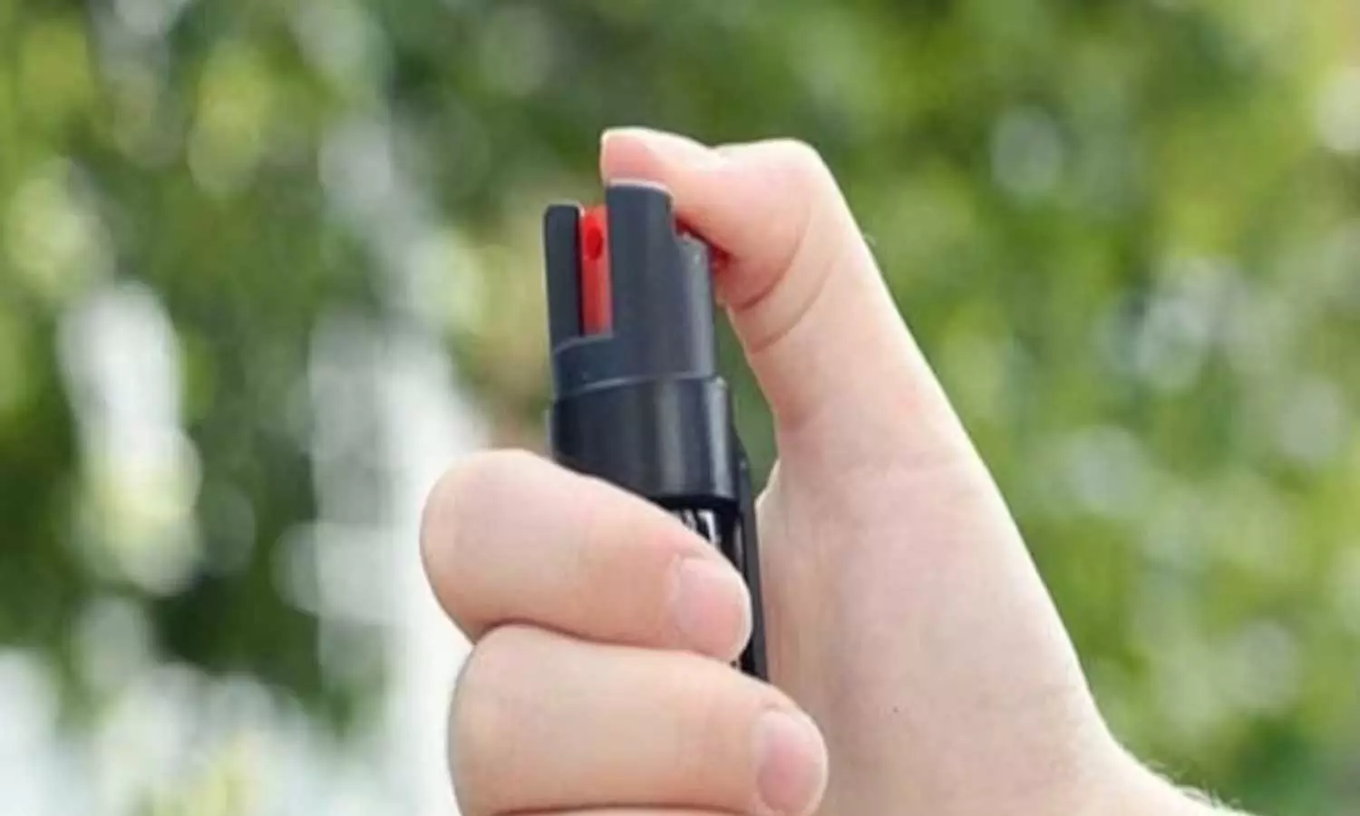 US student uses pepper spray on teacher after he confiscates her phone,ഫോൺ പിടിച്ചുവാങ്ങിയ അധ്യാപകന് നേരെ കുരുമുളക് സ്പ്രേ അടിച്ച് വിദ്യാർഥിനി; വീഡിയോ US student uses pepper spray on teacher after he confiscates her phone,ഫോൺ പിടിച്ചുവാങ്ങിയ അധ്യാപകന് നേരെ കുരുമുളക് സ്പ്രേ അടിച്ച് വിദ്യാർഥിനി; വീഡിയോ