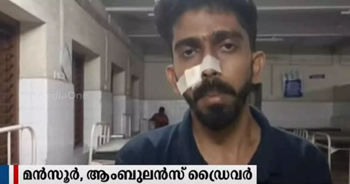 ഫോണ്‍ വിളിച്ച് ഓടിച്ച കാര്‍ ആംബുലന്‍സില്‍ ഇടിച്ചു; ചോദ്യംചെയ്ത  ആംബുലന്‍സ് ഡ്രൈവര്‍ക്ക് മര്‍ദനം