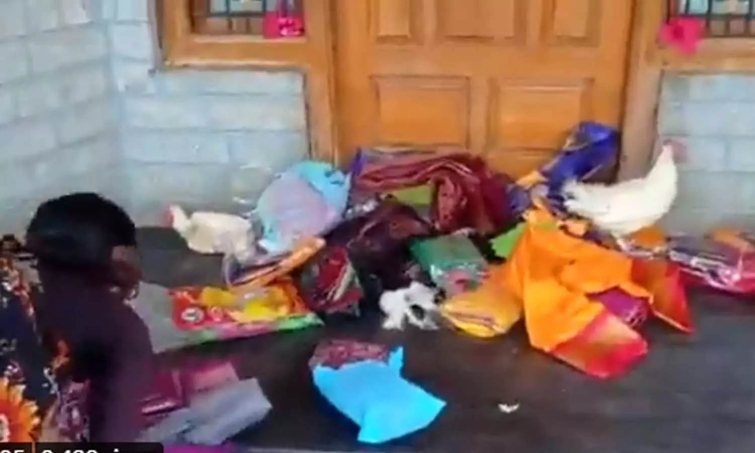 karnataka election 2023,BJP distributed saris and chicken ,വോട്ട് ചെയ്യാൻ സാരിയും കോഴിയും karnataka election 2023,BJP distributed saris and chicken ,വോട്ട് ചെയ്യാൻ സാരിയും കോഴിയും