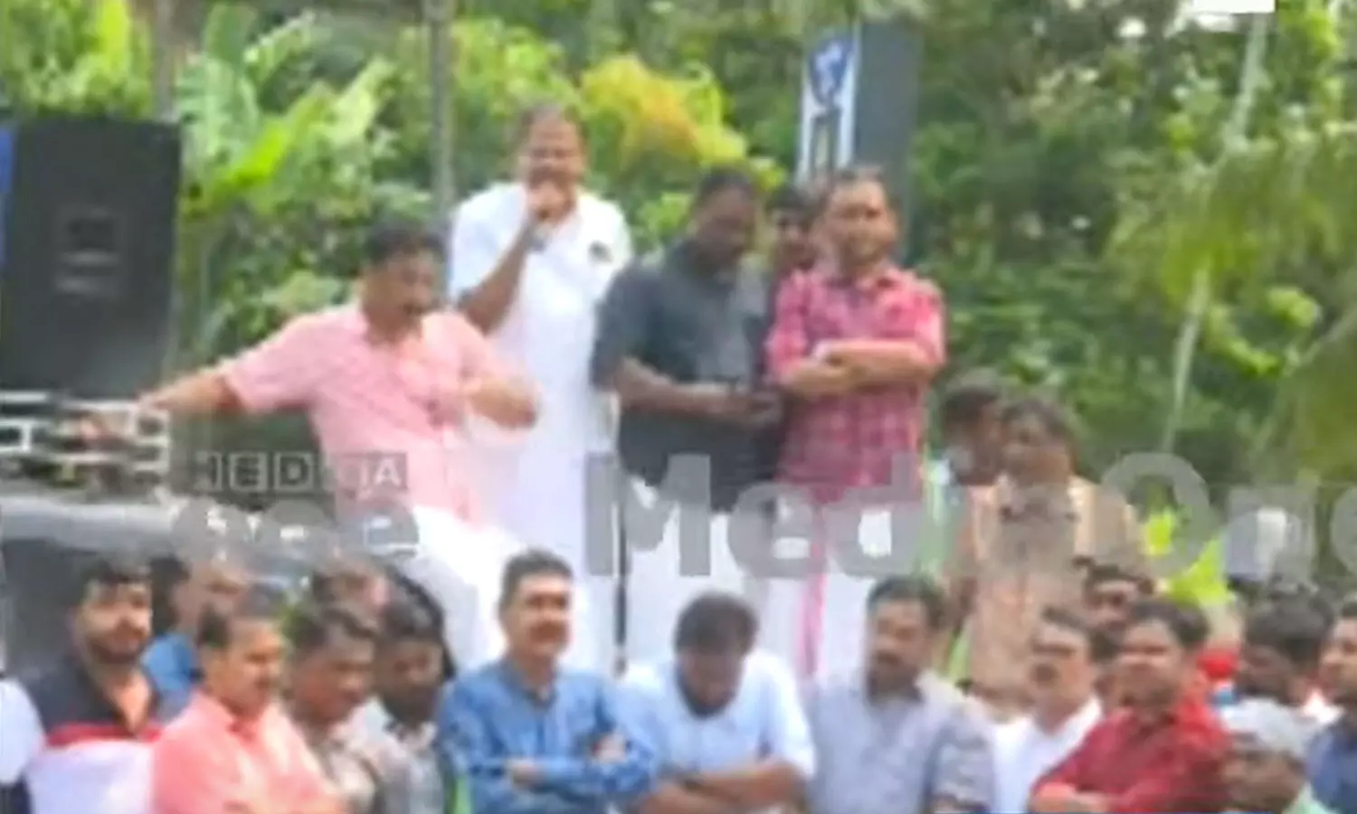 The collusion between the minister and the boat owner should be investigated