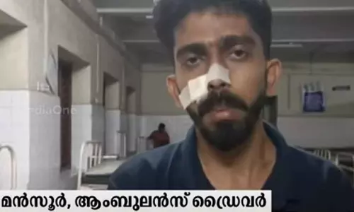 ഫോണ്‍ വിളിച്ച് ഓടിച്ച കാര്‍ ആംബുലന്‍സില്‍ ഇടിച്ചു; ചോദ്യംചെയ്ത  ആംബുലന്‍സ് ഡ്രൈവര്‍ക്ക് മര്‍ദനം
