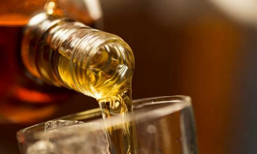 5 dead,after consuming spurious liquor in Tamil Nadu,cops suspended,തമിഴ്‌നാട്ടിൽ വ്യാജമദ്യം കഴിച്ച് സ്ത്രീ ഉൾപ്പെടെ അഞ്ചുപേർ മരിച്ചു; നാല് പൊലീസുകാർക്ക് സസ്‌പെൻഷൻ