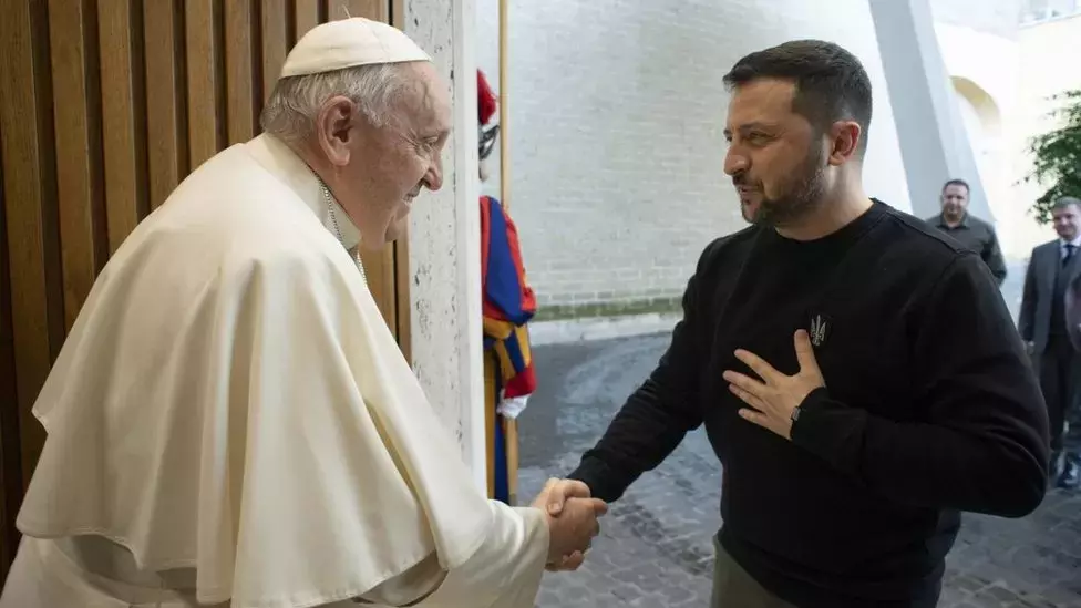 Pope Francis and Ukrainian President Volodymyr Zelensky