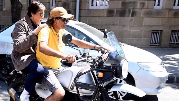 Amitabh Bachchan took lift from a fan to beat traffic Amitabh Bachchan took lift from a fan to beat traffic