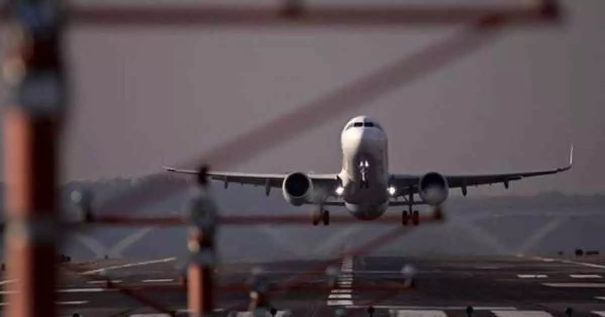 വിമാനത്തില്‍ മദ്യപിച്ച് എയര്‍ഹോസ്റ്റസിനോട് അപമര്യാദയായി പെരുമാറി; യാത്രക്കാരന്‍ അറസ്റ്റില്‍