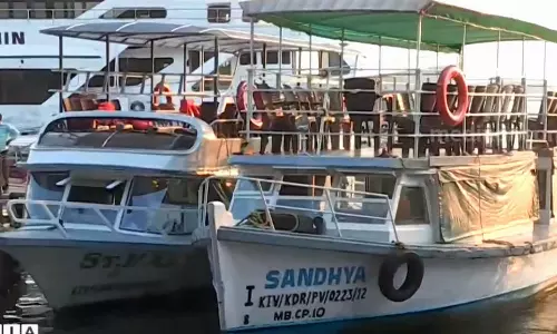 tourist Boats,Boats carrying people illegally in Kochi: Police to submit report todayകൊച്ചിയിൽ അനധികൃതമായി ആളെ കയറ്റി ബോട്ടുകൾ: പൊലീസ് ഇന്ന് റിപ്പോർട്ട് സമർപ്പിക്കും