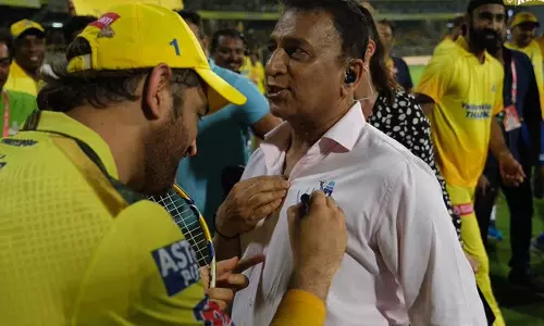 Sunil Gavaskar takes Mahis autograph